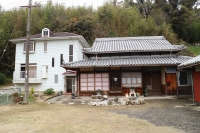 倭文土井　鉄骨２階建て　木造平屋・倉庫付き　中庭あり