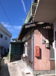 福良 小学校のすぐそばにある木造瓦葺2階建
