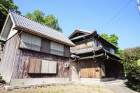 のどかな田園風景が一望できる２階建の物件です。